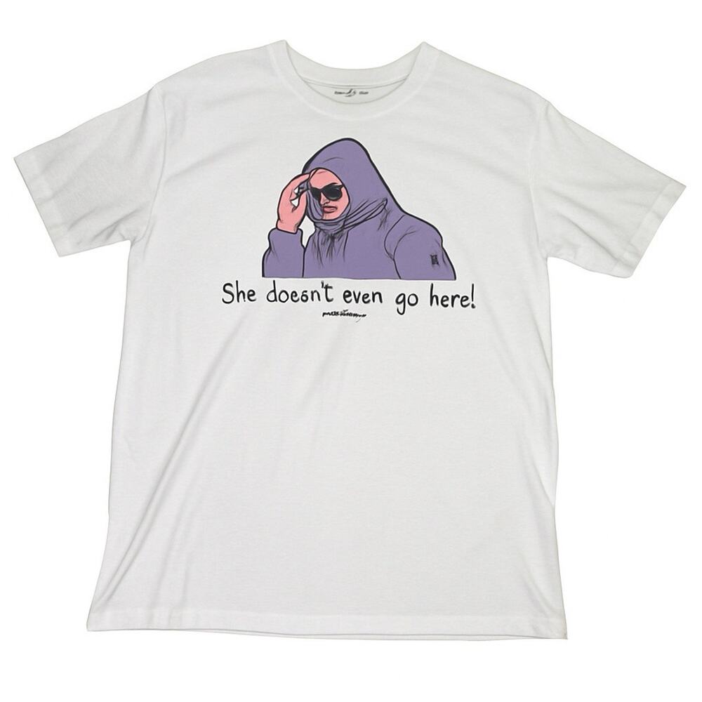 Mean Girls Graphic T-Shirt She Doesn’t Even Go Here Meme White Size Large